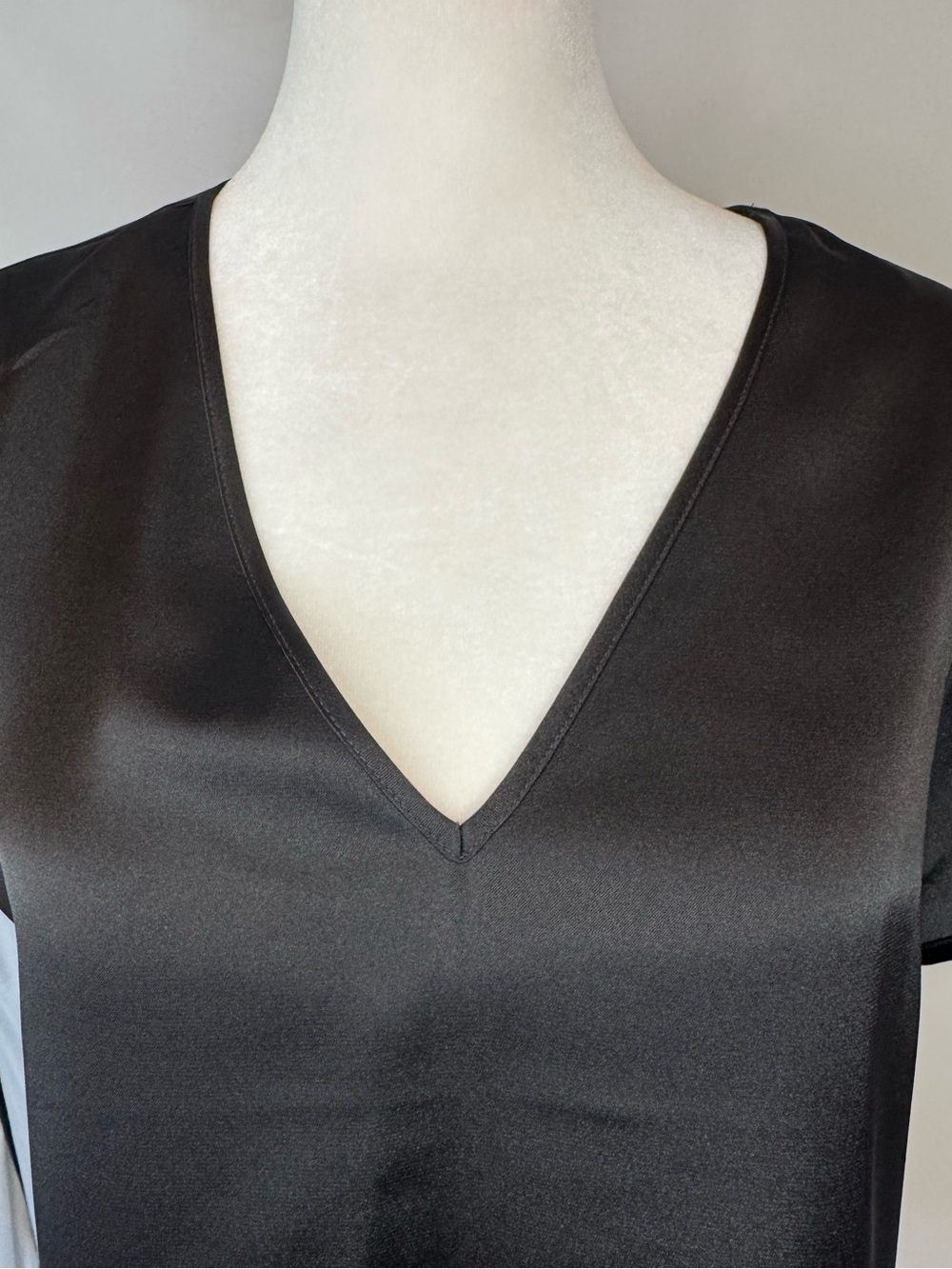 Express Black V-Neck Short Sleeve Blouse - Picture 2 of 8